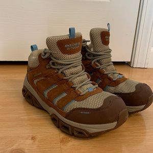 Skechers Glide Step Waterproof hiking boot size 9